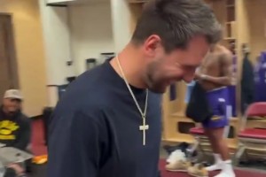 彪哥让卢卡穿上了他的一套带有金链的衣服在更衣室里展示...☺️